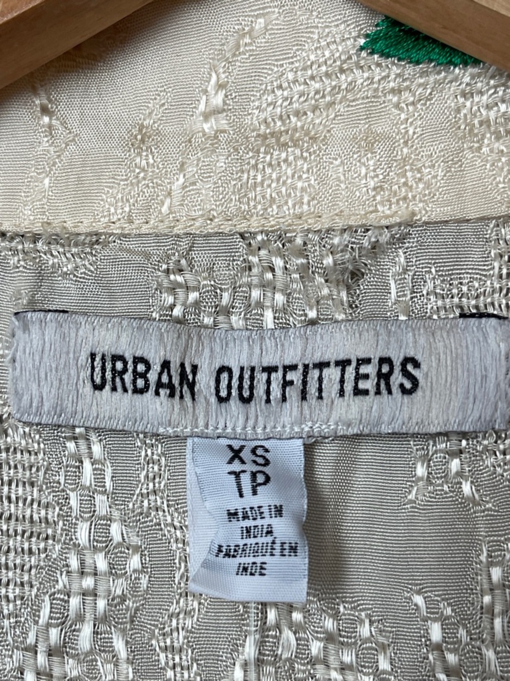 Urban Outfitters Eden Embroidered Souvenir  Button-Up crop shirt in botanical XS - Picture 4 of 8